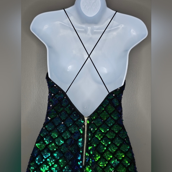 FASHION NOVA Mermaid Mini V-neck Spaghetti Straps Backless Sequins Dress. Small - Picture 5 of 11